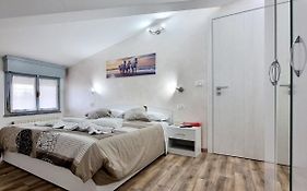 Guest Holiday Mandra 12 E 13